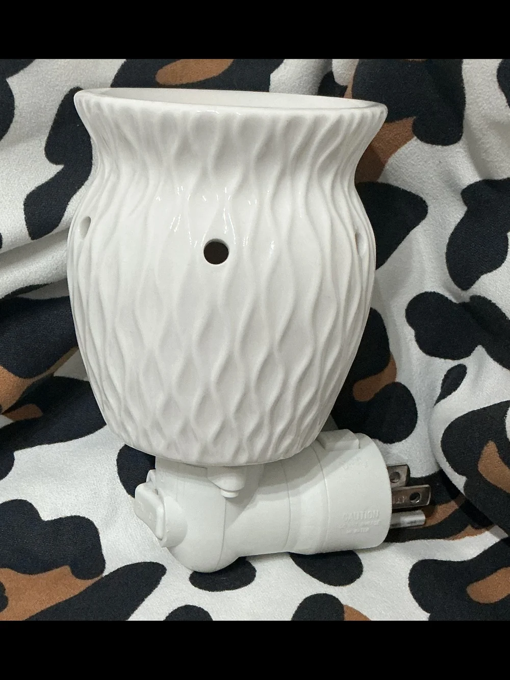 SCENTSY WHITE CERAMIC PLUG IN WAX WARMER WITH ON OFF SWITCH